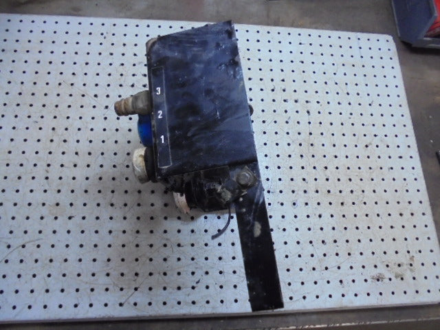 For CASE 4240 REAR HYDRAULIC SPOOL VALVE COUPLINGS BRACKET