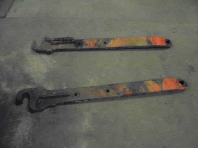 For DAVID BROWN 1490 PAIR HYDRAULIC ARMS WITH HOOK ENDS