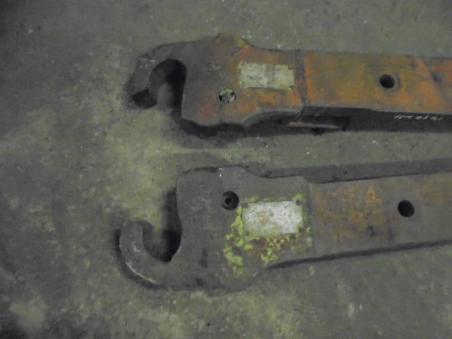 For DAVID BROWN 1490 PAIR HYDRAULIC ARMS WITH HOOK ENDS