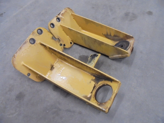 For FORD 545D FRONT CAB MOUNT BRACKETS - PAIR