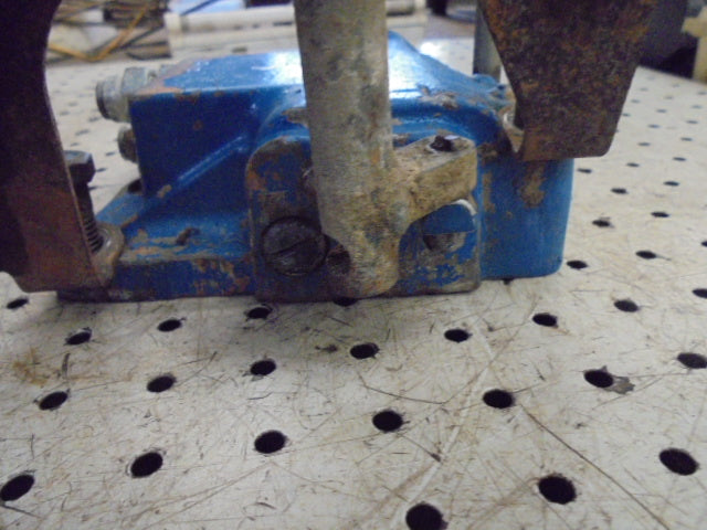 For FORD 4000 4600 SPOOL VALVE c/w LEVER SHAFT & BRACKET