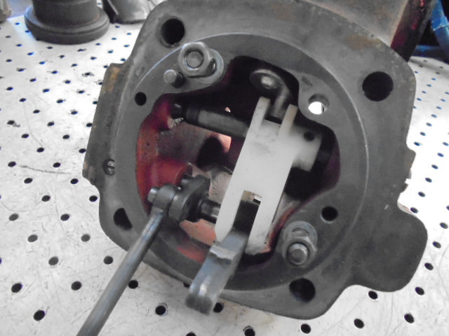 For DAVID BROWN 1490 HYDRAULIC CROSS SHAFT RH MOUNTING HOUSING ASSEMBLY