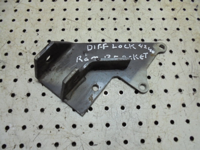 For CASE 4240/4230 DIFF LOCK RAM BRACKET