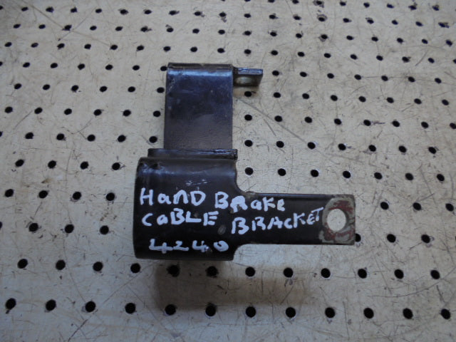 For CASE 4240 LP CAB HANDBRAKE CABLE BRACKET ON REAR AXLE