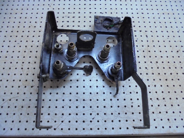 For CASE 4240 REAR HYDRAULIC SPOOL VALVE COUPLINGS BRACKET