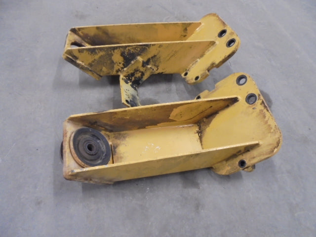 For FORD 545D FRONT CAB MOUNT BRACKETS - PAIR