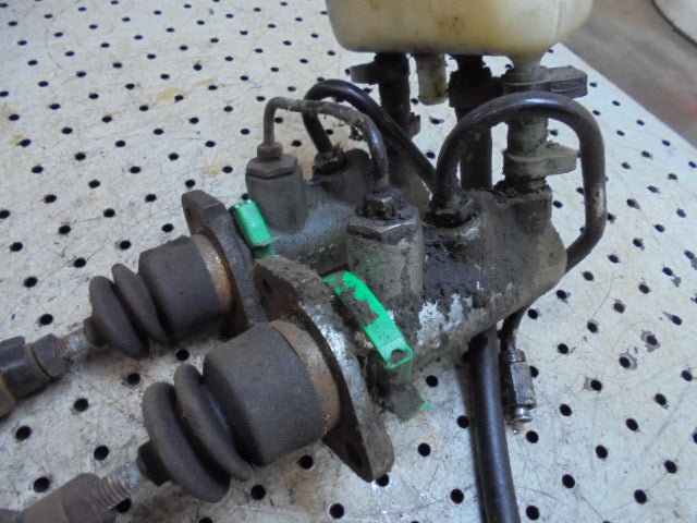 For CASE 4240 LP CAB BRAKE MASTER CYLINDERS & RESERVOIR ASSEMBLY