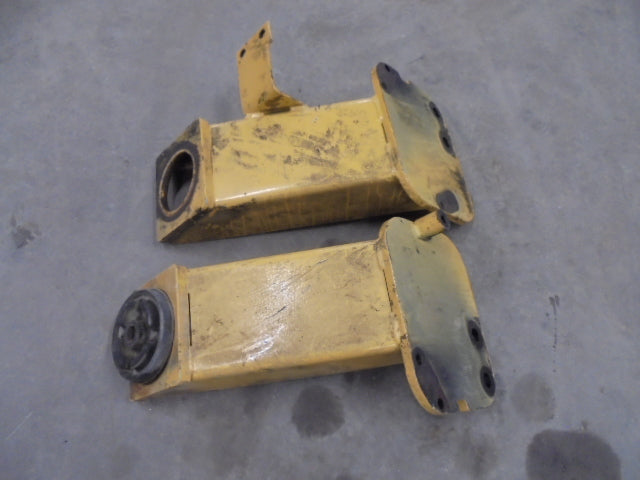 For FORD 545D FRONT CAB MOUNT BRACKETS - PAIR