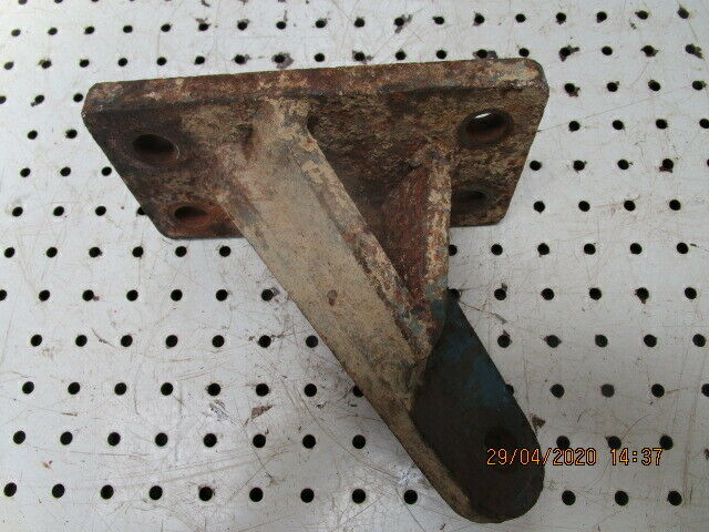 Ford 4000 LH Hydraulic Stabiliser Chain Bracket in Good Condition