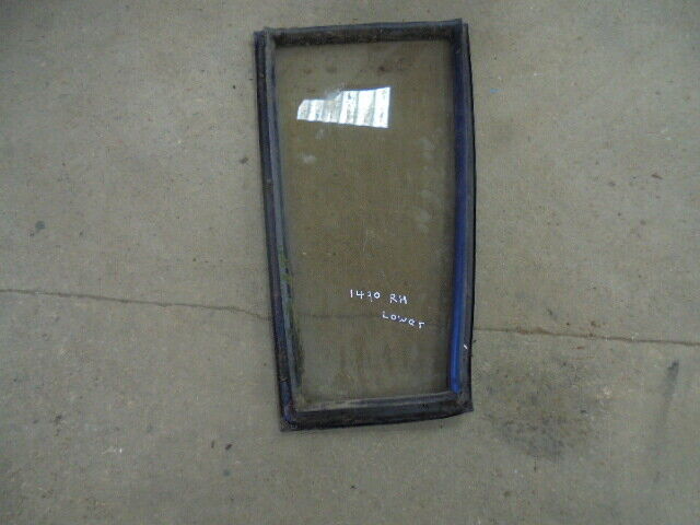 for, David Brown 1490 RH Front Lower Glass & Rubber Sealer in Good Condition