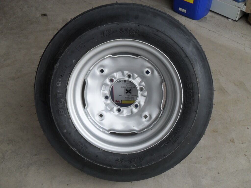 Ford / Massey Ferguson / David Brown 600 x 16 Wheel & BKT Tyre Assembly