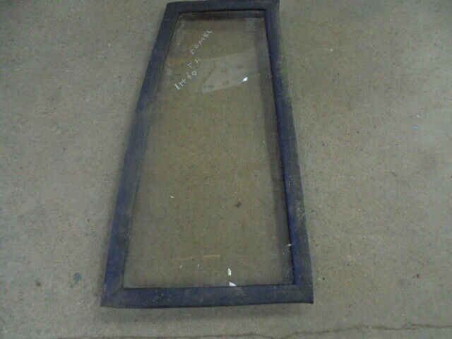 for, David Brown 1490 LH Front Lower Glass & Rubber Sealer in Good Condition