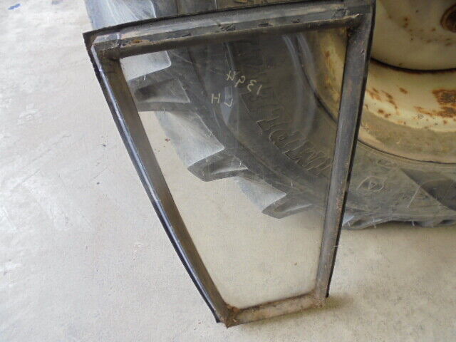 for, David Brown 1394 LH Front Lower Glass & Rubber Sealer in Good Condition