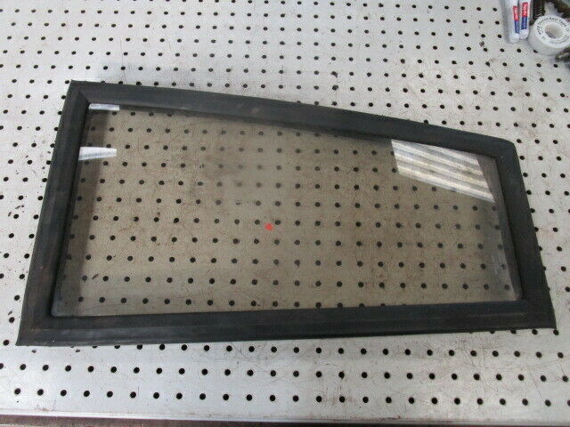 for, David Brown 1294,1494,1394 LH Lower Front Glass & Seal in Good Condition