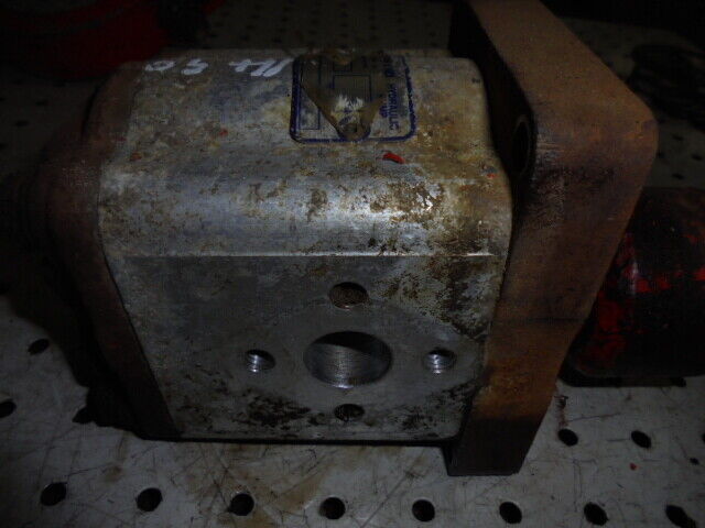 for, David Brown 1490 Hydraulic Pump with Drive Coupling in Good Condition