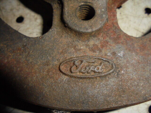 for, Ford 4610 Crankshaft Pulley in Good Condition