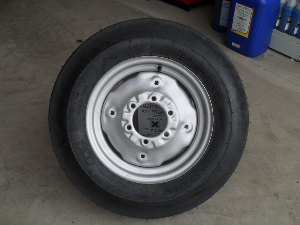 Ford / Massey Ferguson / David Brown 600 x 16 Wheel & BKT Tyre Assembly