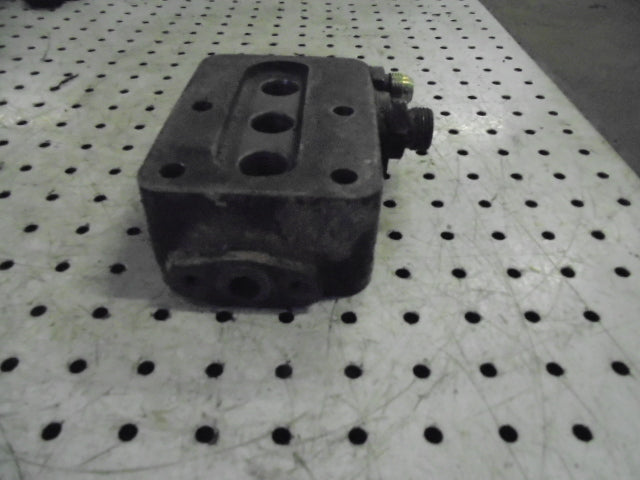 David Brown 1494, 1490 Auxilliary Spool Valve Mounting Block On Rear Axle Casing