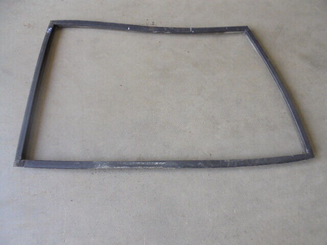 for, David Brown 1394 Front Windscreen Rubber Sealer in Good Condition